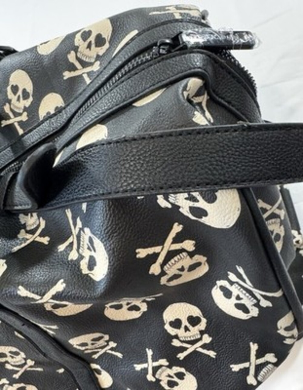 Betsy Johnson Skull & cross bones duffle bag large luggage travel crossbody - Picture 10 of 11